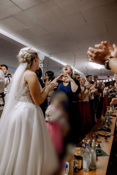 Brautverziehen mit BayernLive, die Gäste stehen auf den Tischen uns singen mit