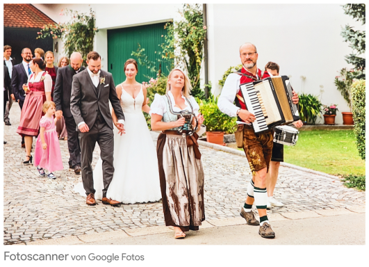 BayernLive begleitet Hochzeitsgesellschaft musikalisch von der Kirche zur Location 