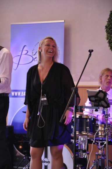 Sängerin Simone in ihrem Element bei BayernLive auf der Bühne